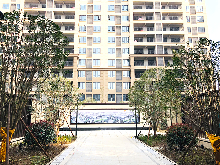 碧水园·锦城1月工程进度：小区大门和入户景观带已做好