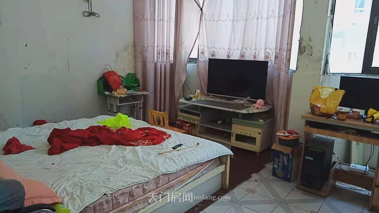 城南大润发后面门面私房两间三层带帽     中介勿扰