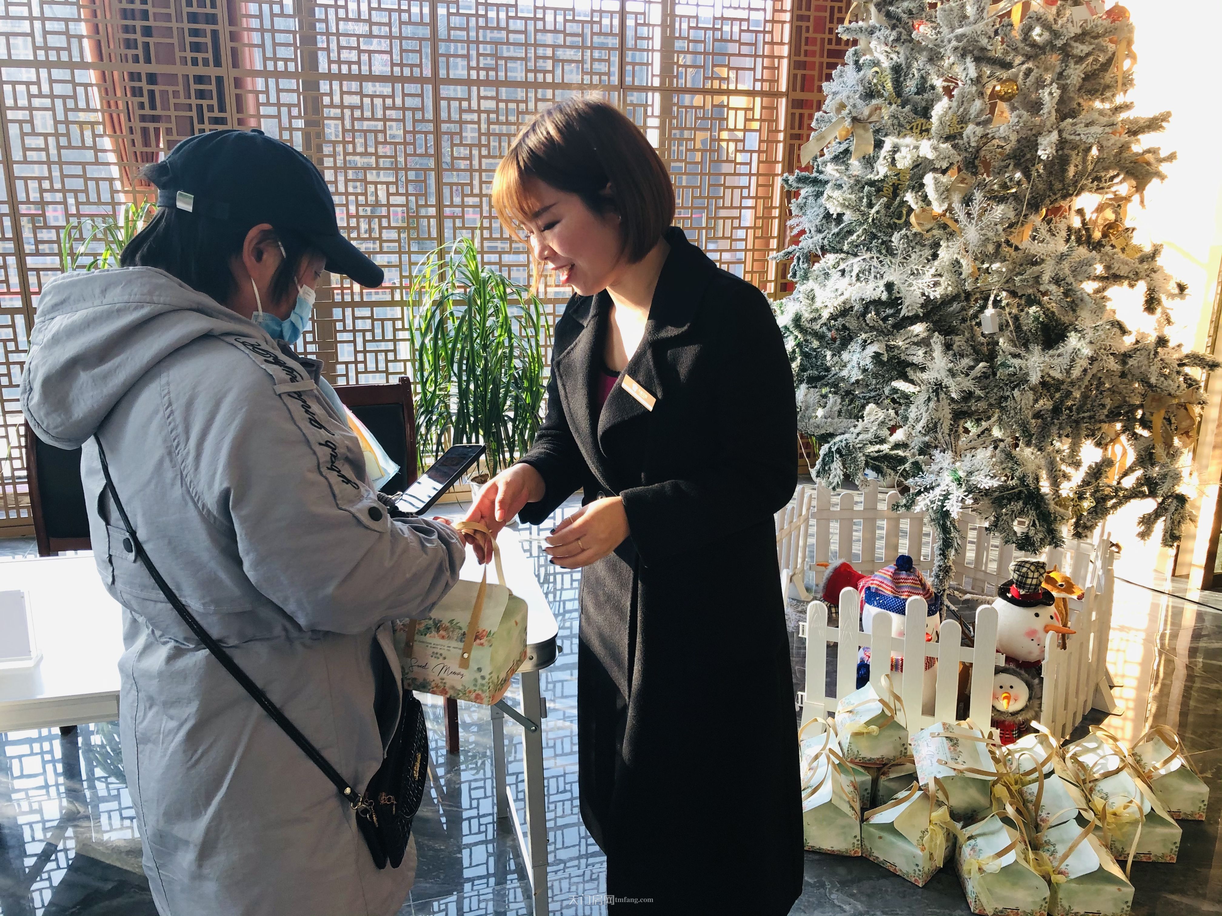 天禧花园缤纷圣诞，全城送苹果，动作不断！惊喜不停！