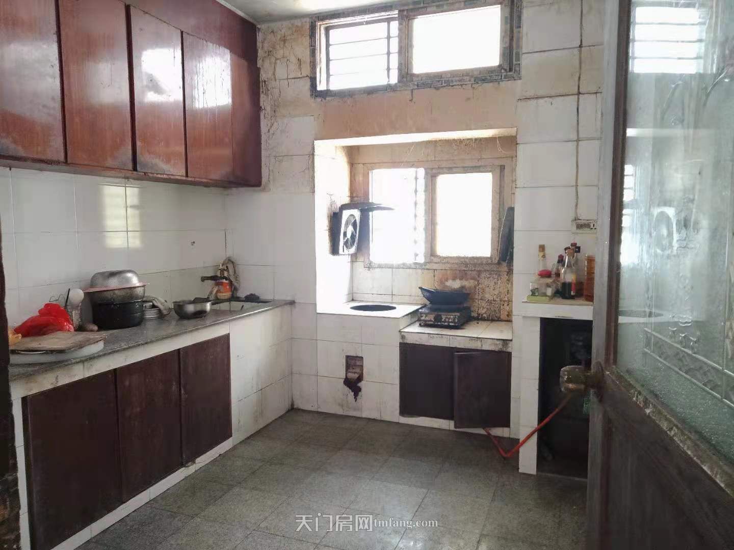 城南大润发后面门面私房两间三层带帽中介勿扰