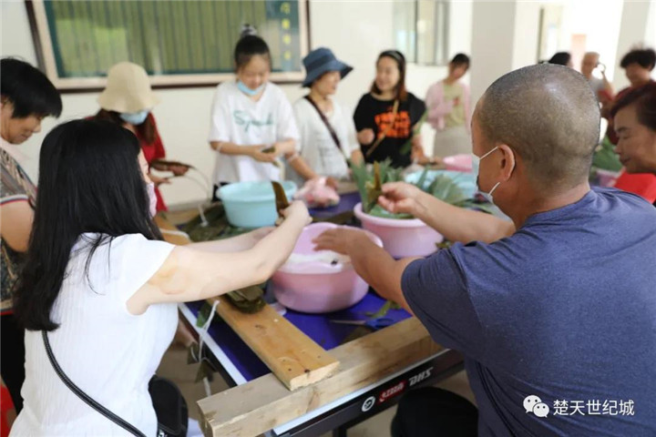 盛况空前：楚天世纪城情暖小区，粽香四溢