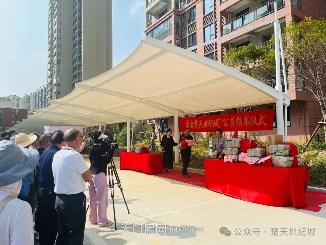 书香润泽心灵，爱心扮靓家园——市内六家装修公司捐书楚天世纪城图书室