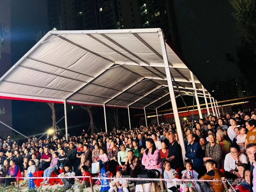 来楚天世纪城看戏啰！天门花鼓戏燃爆小区，好戏连台！