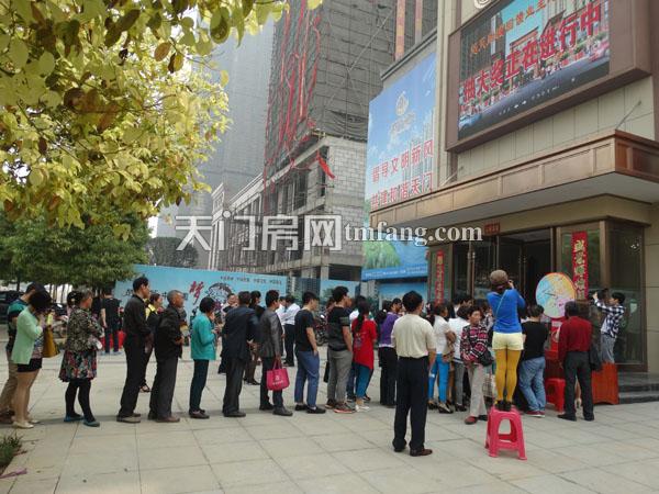 大家都在有秩序的排着队