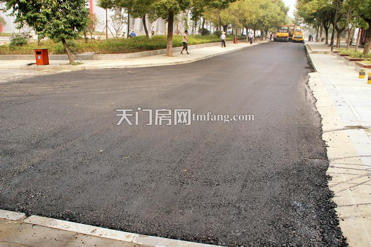 天街旁正在修建的路