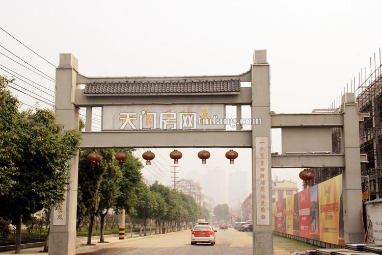 向东看是天门美食街