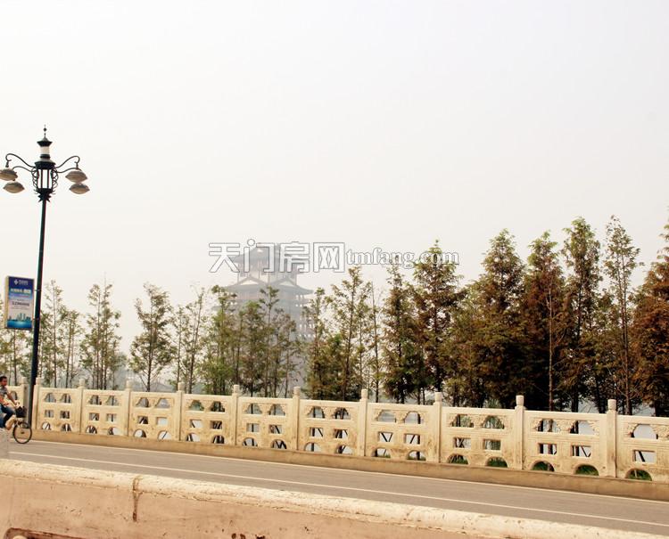 与茶经阁隔桥相望