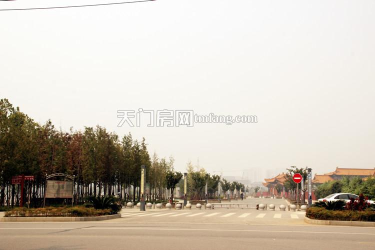 站在营销中心向西看是西塔寺和西湖景区