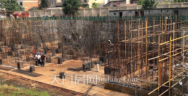 R·公馆：施工启动  工地钢筋拆除质量为先