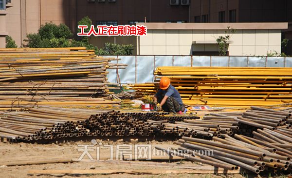 2018062716051039446kuf28s.jpg 工人正在刷油漆.jpg