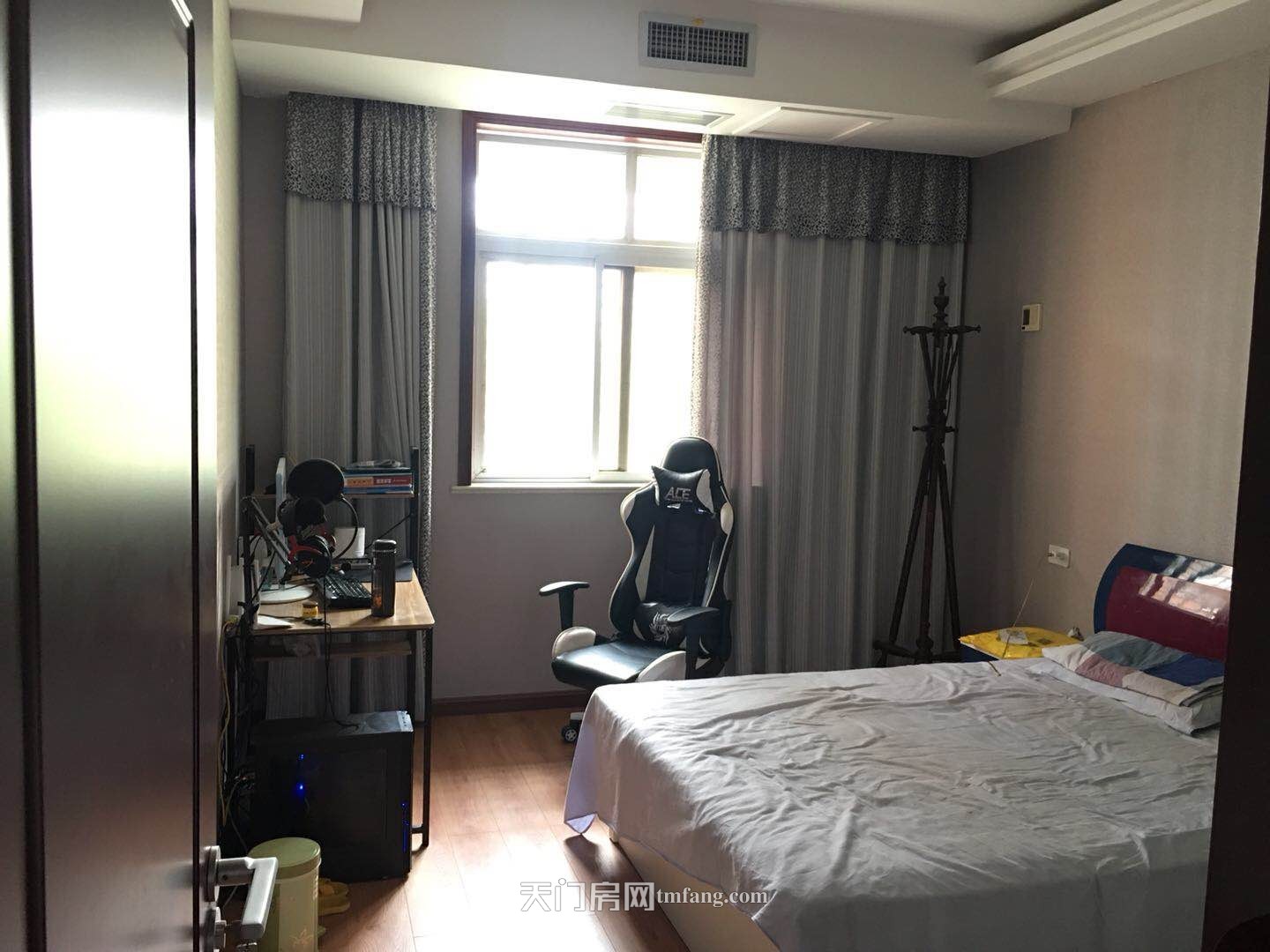 新城CBD对面精装