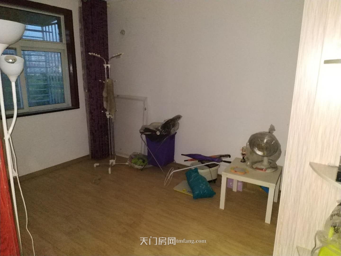 南洋花园 两室一厅一厨一卫带超大阳台和两储藏室 诚意出售