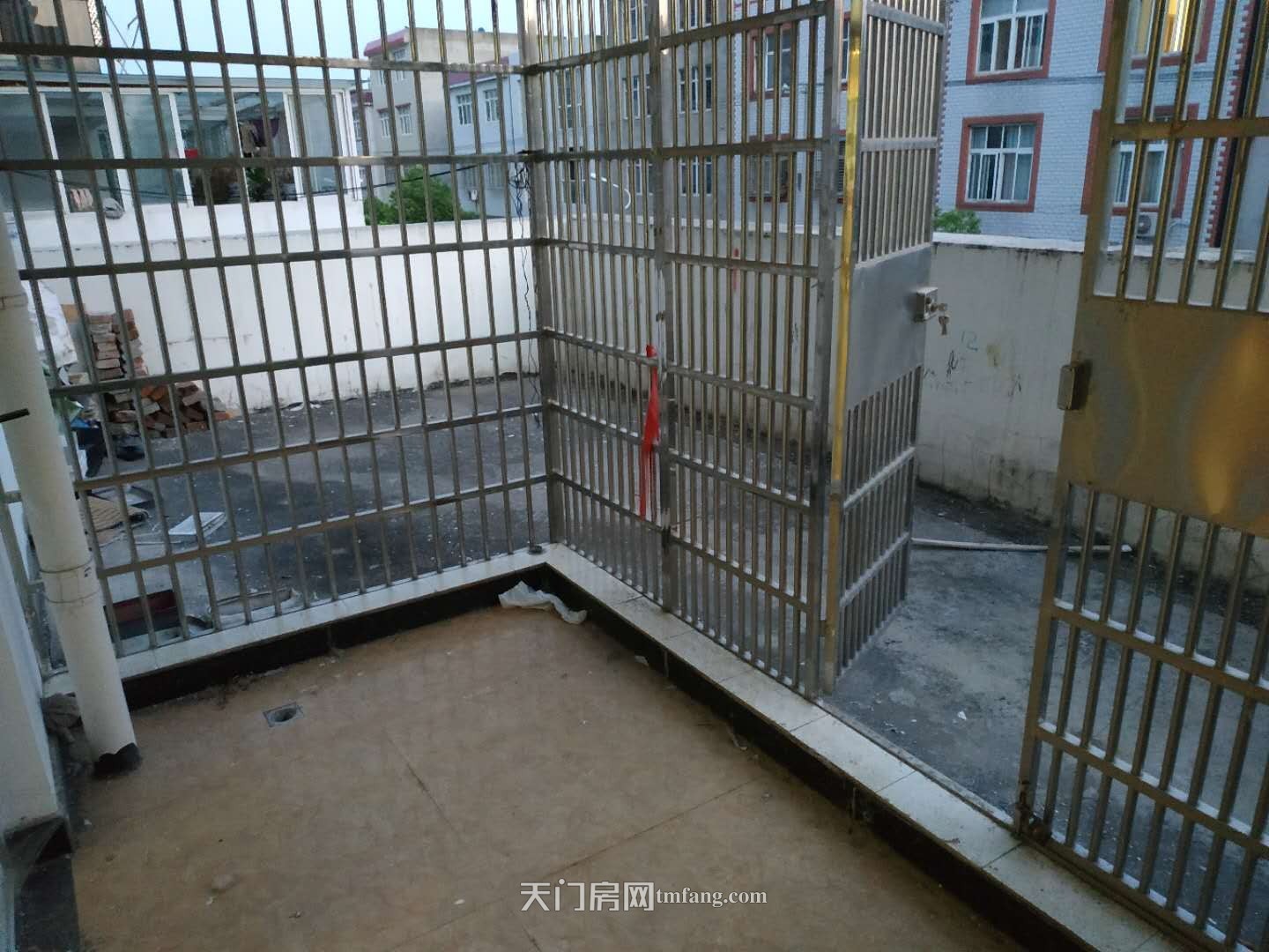 南洋花园两室一厅一厨一卫带超大阳台和两储藏室诚意出售