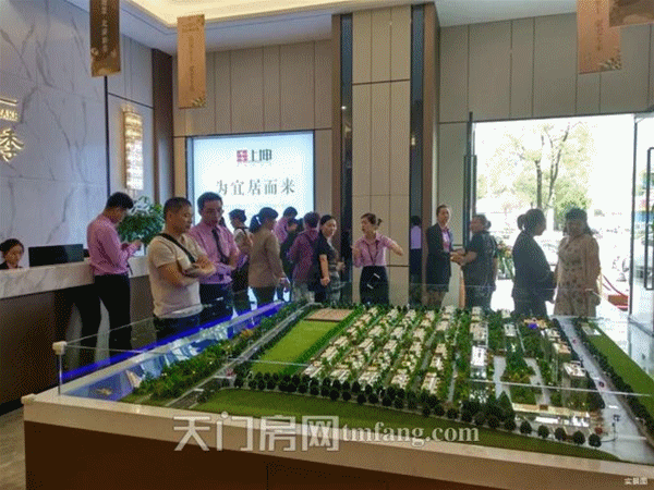 2018101517090388594bt2i5k.gif 上坤北湖四季.gif