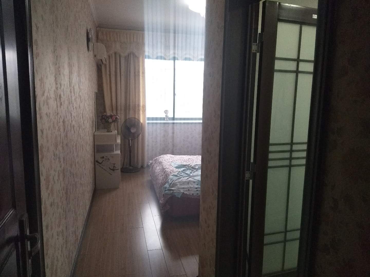 西湖苑B区精装大三房步梯低层