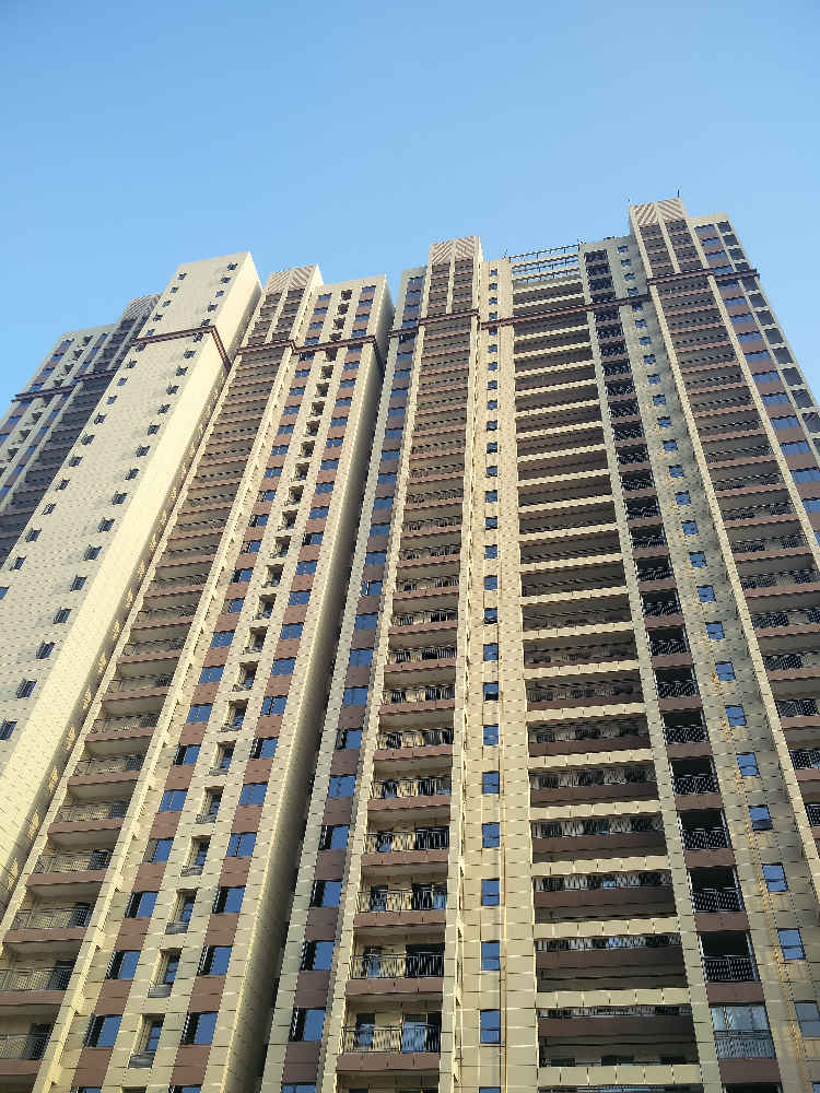 新城碧水园一期B2大三房出售，简单装修满二，红本在手直接过户