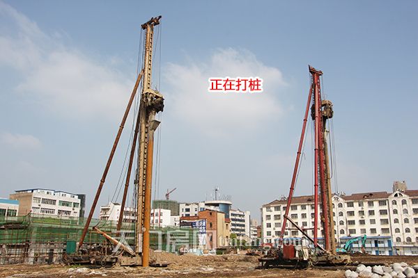 正在打桩.JPG