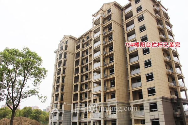 15号楼阳台栏杆已装完.jpg