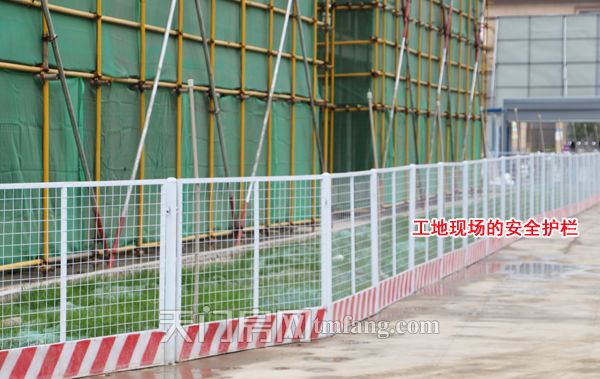 工地现场的安全护栏.jpg