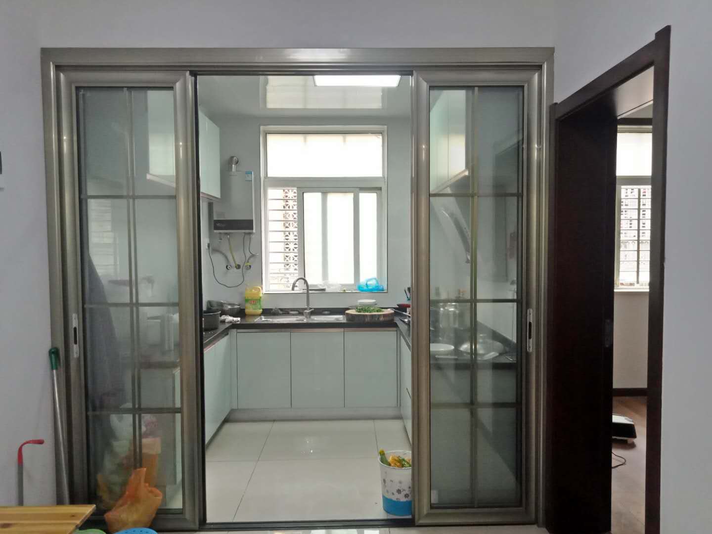 冠南景林春天全新精装两房老证税费少大润发对面出行方便,房东急售