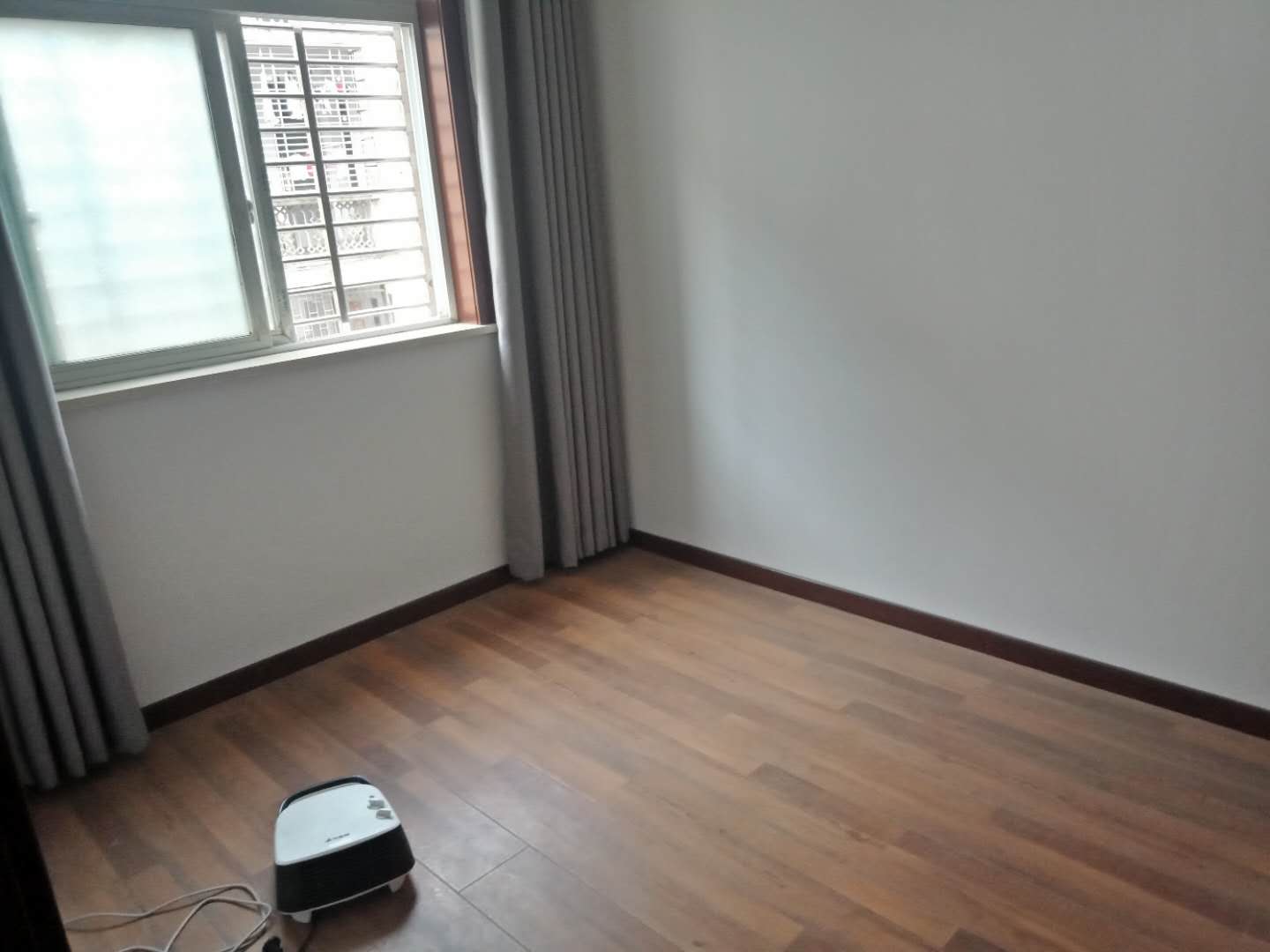 冠南景林春天全新精装两房老证税费少大润发对面出行方便,房东急售