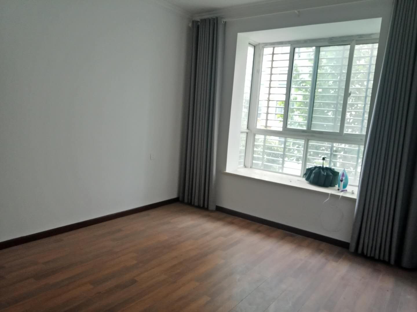 冠南景林春天全新精装两房老证税费少大润发对面出行方便,房东急售