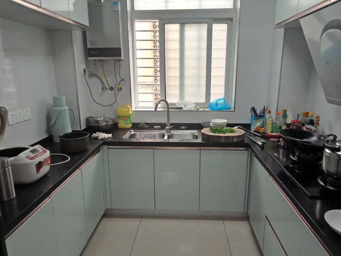 冠南景林春天全新精装两房老证税费少大润发对面出行方便,房东急售