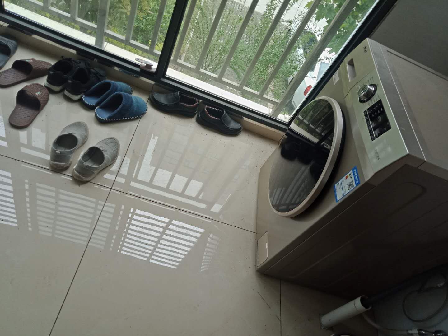 冠南景林春天全新精装两房老证税费少大润发对面出行方便,房东急售