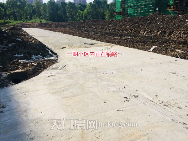 一期小区内正在铺路.jpg