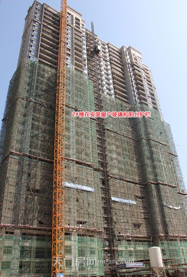 二号楼在安装窗户玻璃、阳台护栏_副本.jpg