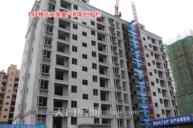 14号楼在安装窗户和阳台护栏.jpg