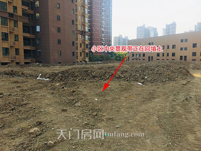 2019092711215391050zz518s.jpg 小区中央景观带正在回填土.jpg