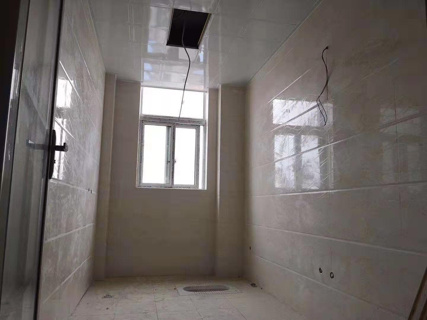 大润发斜对面电梯精装三房出售