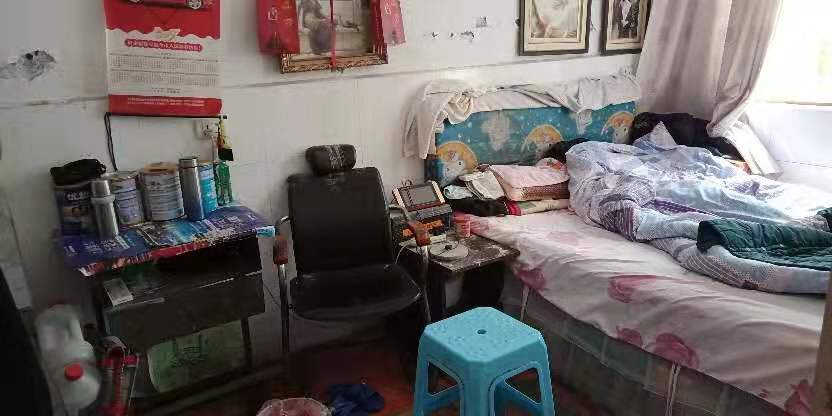 四排楼路华泰中学后面私房两间三层6*12米房东急售手机微信同号