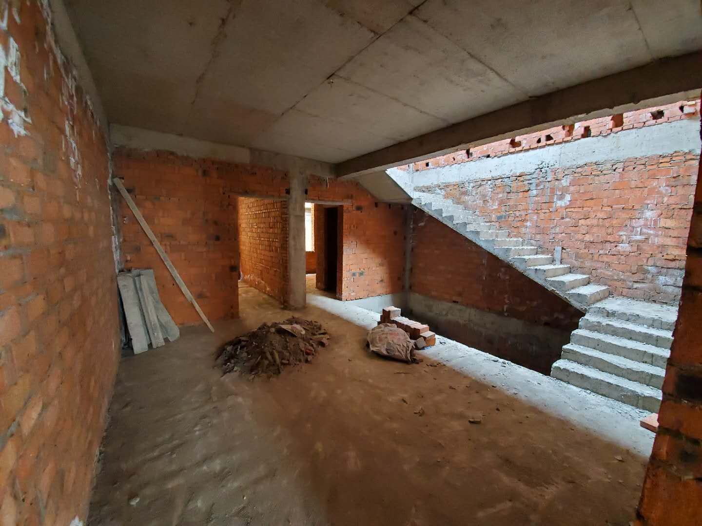 人民大道皮防所上坡临街380平米新私房