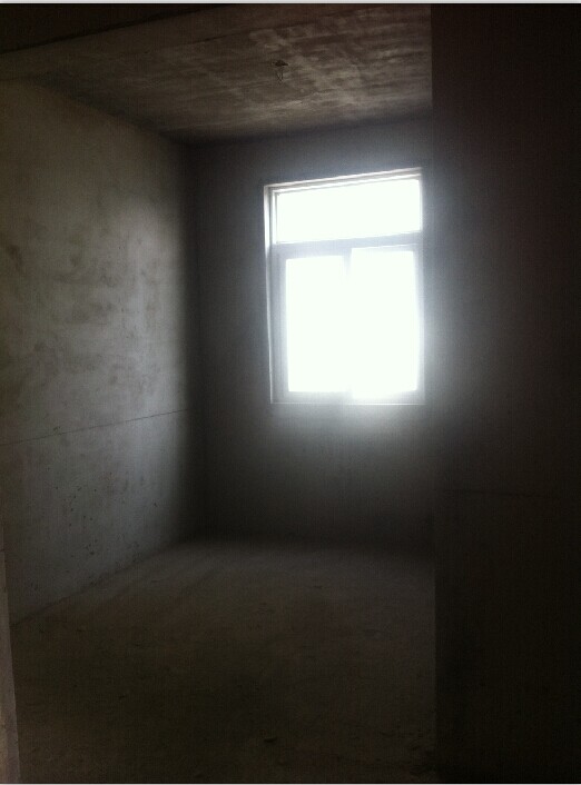 新城政法小区四室出售