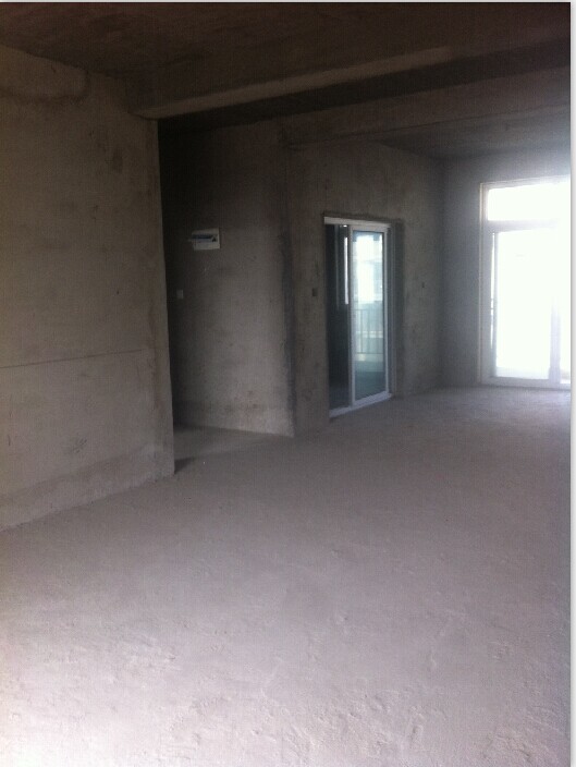 新城政法小区四室出售