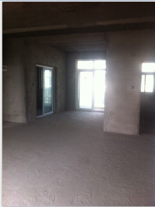 新城政法小区四室出售