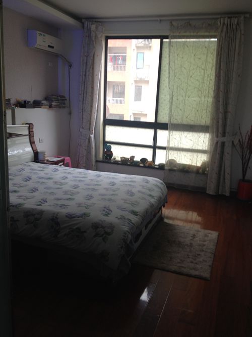 新城一期三室两厅两卫精装修出售