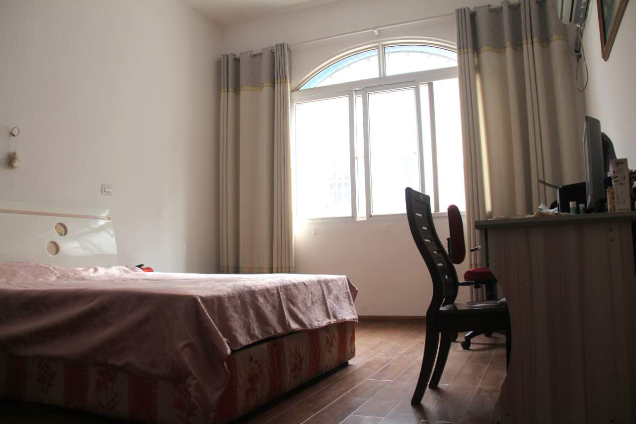 东方酒店附近私房急售！！