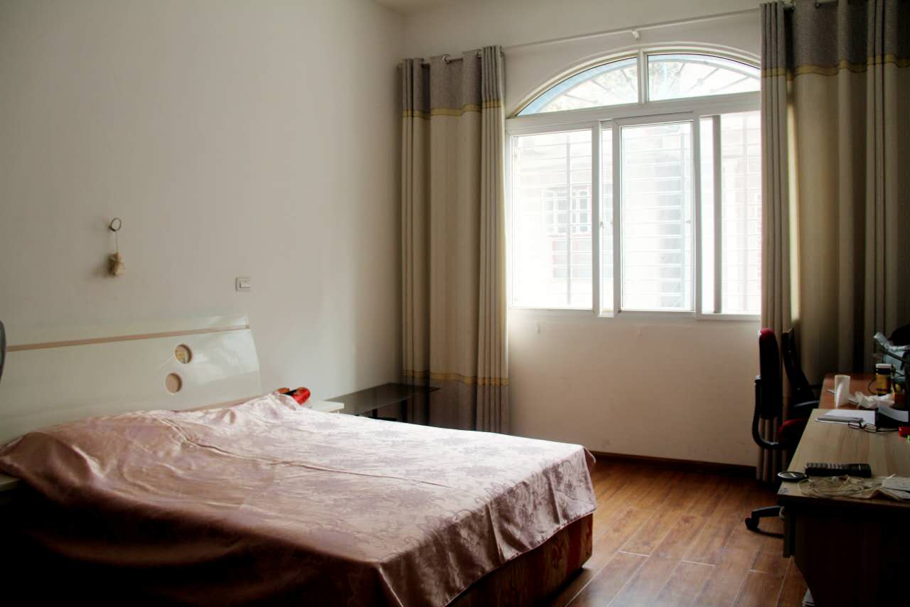 东方酒店附近私房急售！！