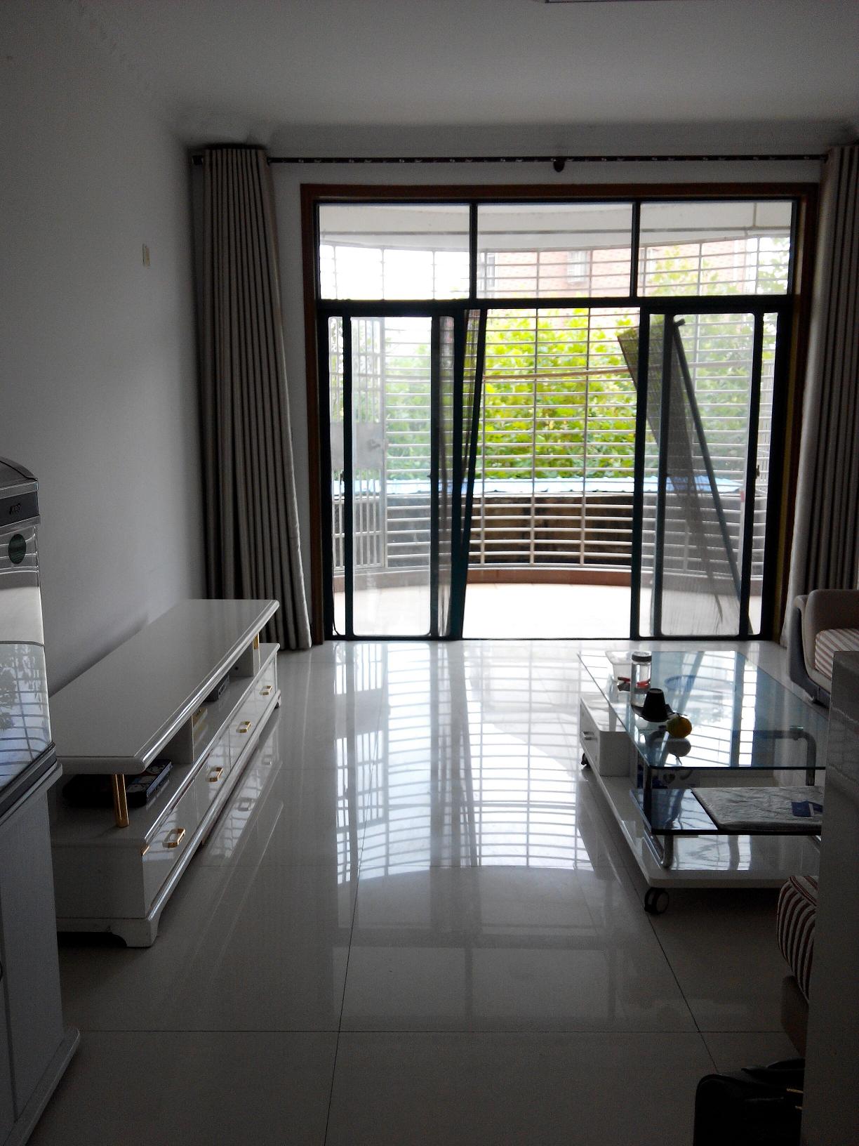 西湖苑A区装修三房131平米仅售39万