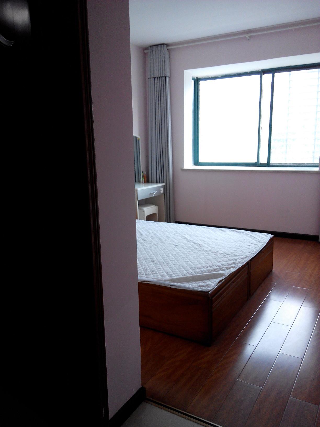 西湖苑A区装修三房131平米 售39万