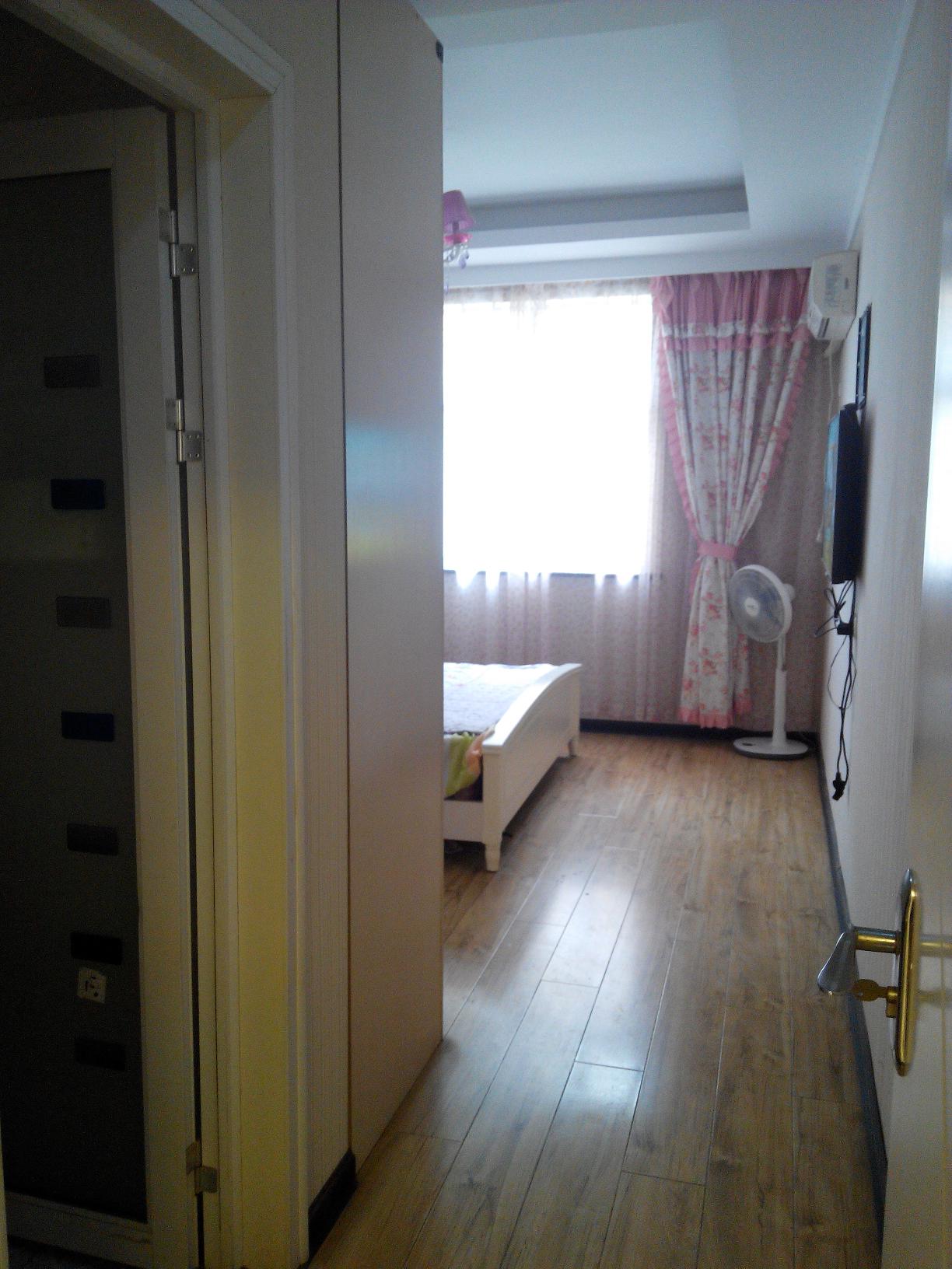 新城安置小区精装修三房125平米仅售50万还免费送车库哦.......