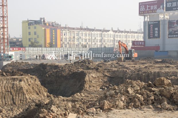 仁信国际广场正在挖坑基