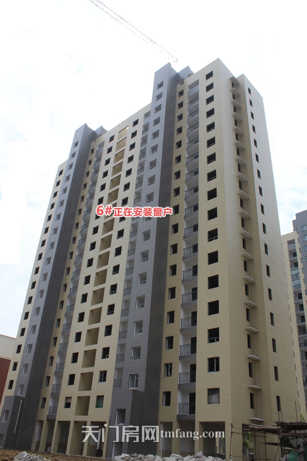 鸿泰公馆5月工程进度:1#、2#楼在做外立面