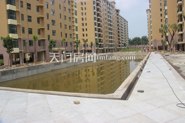 露天游泳池工程完成了近大半