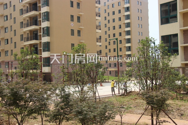 网球场的围栏网已安装