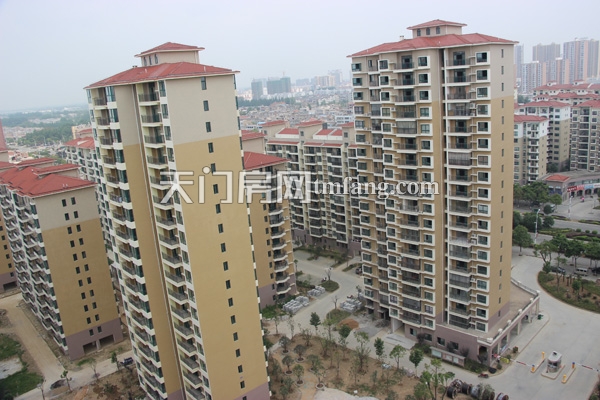 俯瞰玉兰苑，道路四通八达，施工也接近了尾声，楼房高低错落有致，楼间大