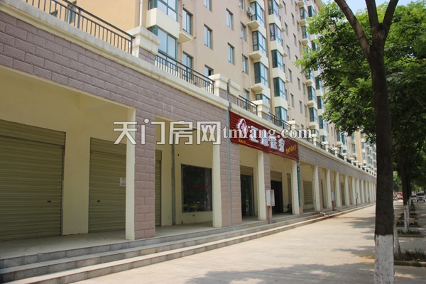 一楼的商铺已完工，部分商户已入驻